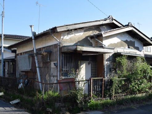 解体工事前の老朽化した実家・空き家