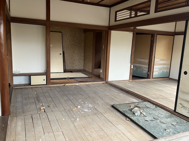 空き家の老朽化や防犯・不法投棄のリスク