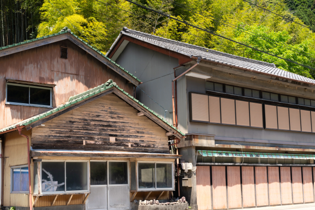 放置されて老朽化した堺市の空き家