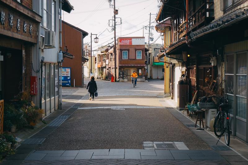 昭和期に建てられた老朽化した空き家と狭い道路