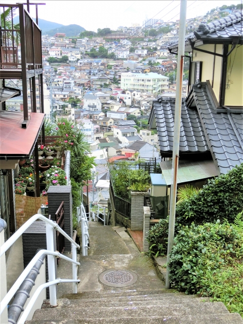 和歌山市の車が入らない階段立地にある空き家