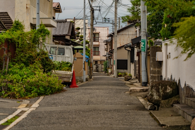 岸和田市の旧市街地によくある細い路地と古い木造住宅の相続問題