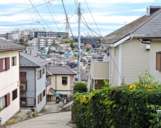 高槻市北部の丘陵エリア（南平台・日吉台など）に多いひな壇造成地と擁壁