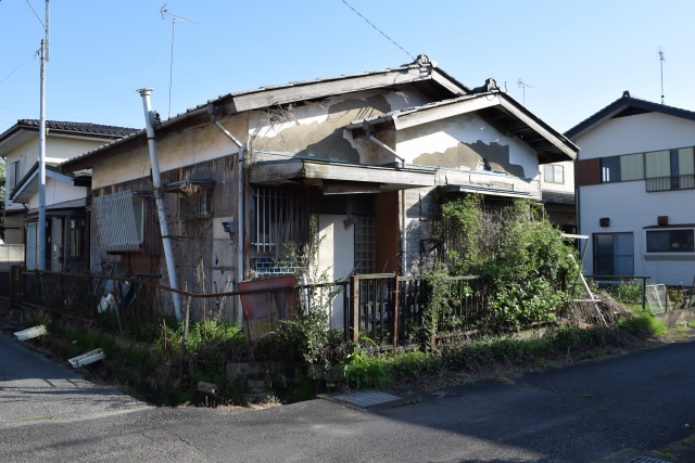 大阪府北部地震の影響や老朽化で倒壊リスクのある高槻市の空き家とブロック塀