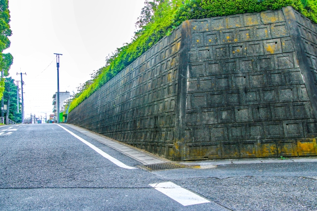 老朽化した擁壁の上に建つ放置された空き家。箕面市での土砂災害リスクと特定空家問題