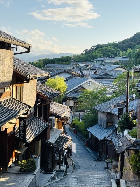 お寺の近くの木造住宅