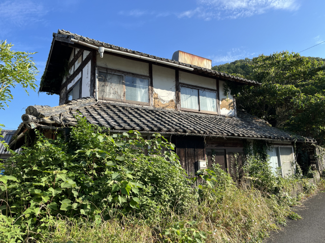 密集市街地にある古い木造の空き家
