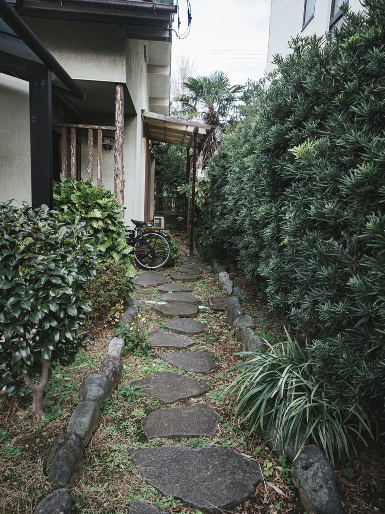 泉佐野市内の古い住宅街に取り残された空き家のイメージ